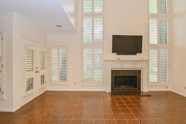 Building Photo - 294 Sugar Berry Cir