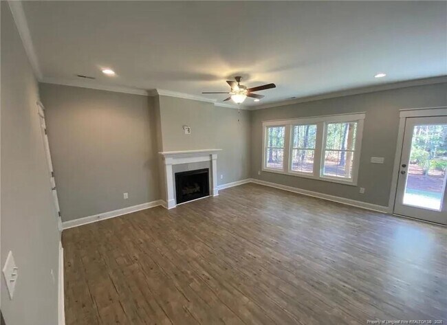 Building Photo - 735 Blue Bird Dr