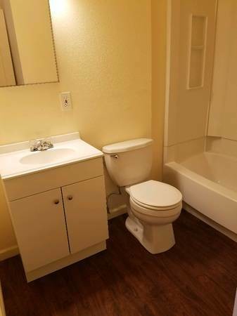 Building Photo - 2037 Vanderbilt Ct