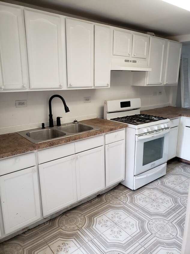 Primary Photo - 325 E Kensington Ave