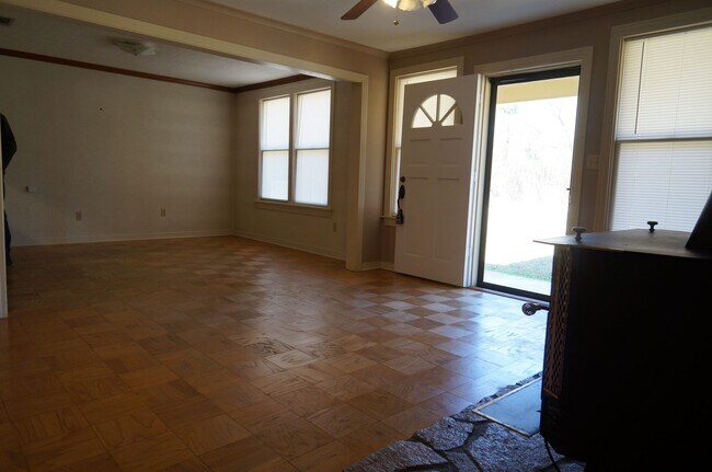 Building Photo - 3/2 2592sqft. $1400.00 2903 Williamson Way