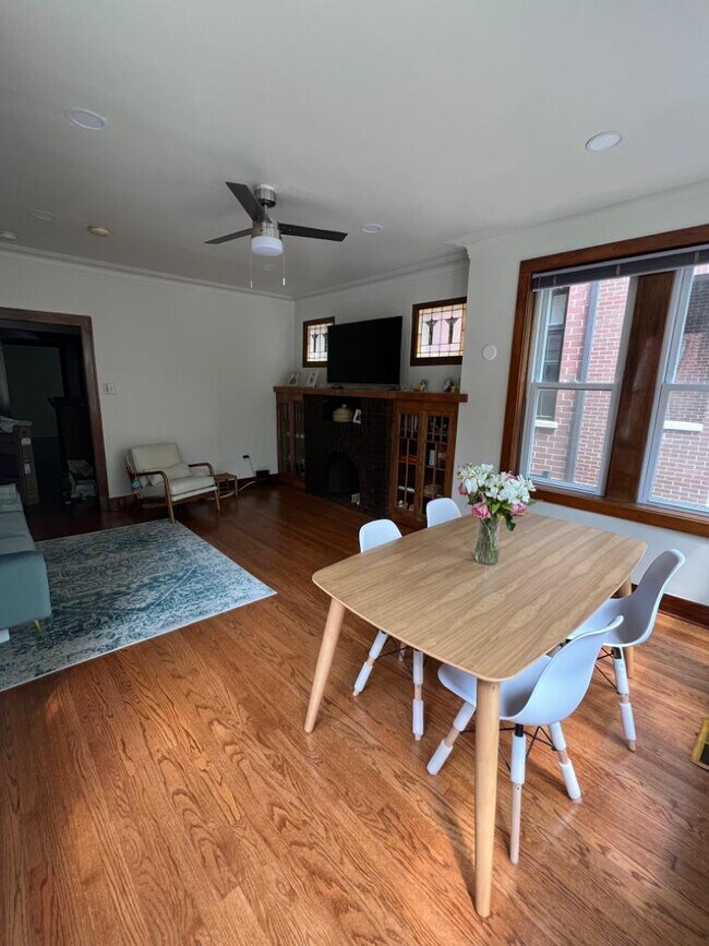 Foto del edificio - 3614 N Greenview Ave