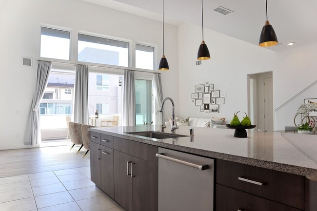 Building Photo - Gorgeous penthouse condo in South Fremont ...