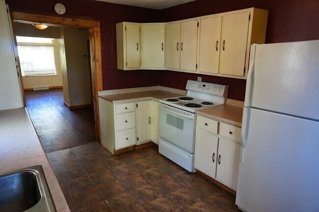 Foto del edificio - AVAILABLE JUNE- Gorgeous 4 Bed, 1 Bathroom Hillside Home!