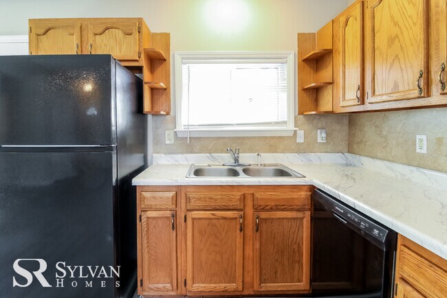 Building Photo - Beautiful 3 bedroom with rocking chair fro...