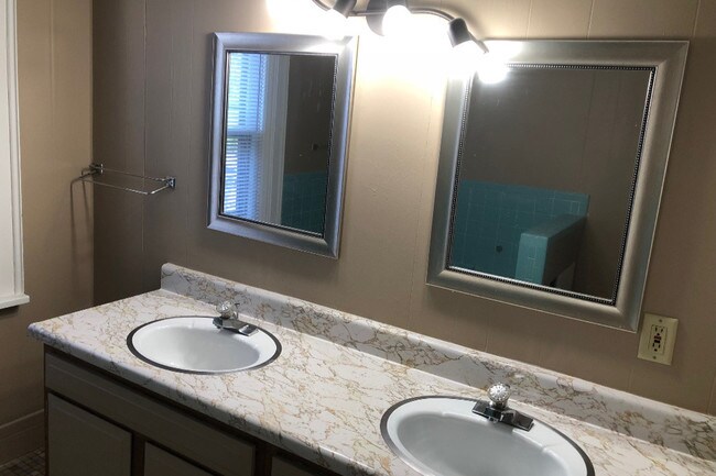 Bath 1 - 641 Franklin St