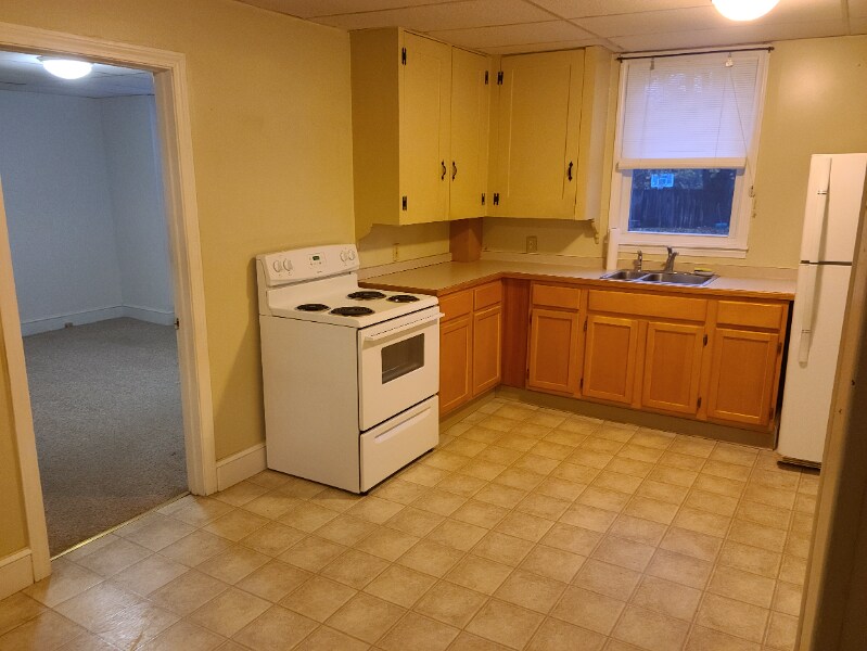 1 Wethered St Unit 2, Auburn, MA 01501 Room for Rent in Auburn, MA