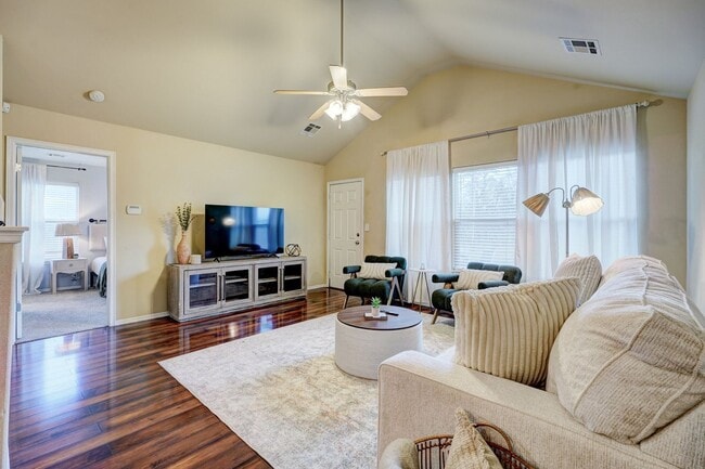 Foto del edificio - Turnkey Living in Owasso, Stylish Furnished 3-Bed Home with Pond & 2-Car Garage!