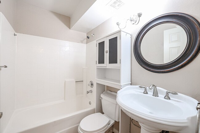 Building Photo - Great Central Scottsdale Location!