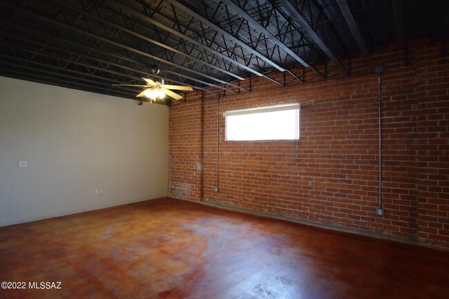 Building Photo - 420 S 6th Ave