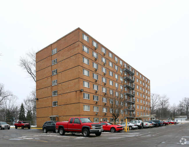 Mucho espacio de estacionamiento - Waterstone Place Apartments