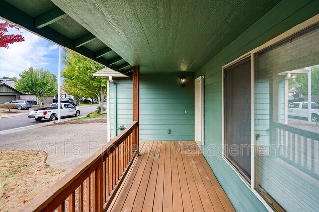 Foto del edificio - 1718 Salmon River St NW