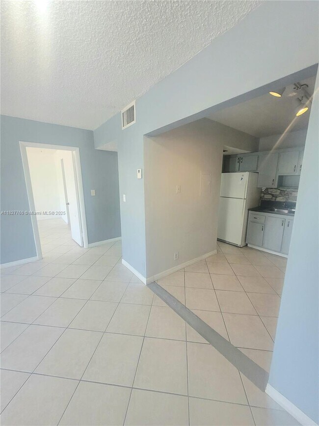 Foto del edificio - 2025 NE 164th St