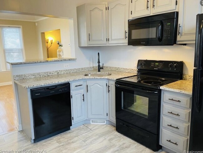 Kitchen with breakfast bar opens to Dining Room - 1256 Franklin Rd