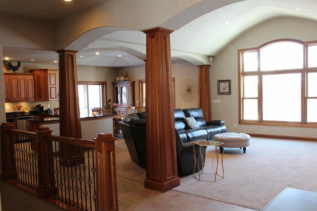 Building Photo - 1725 Cedar Crest Dr