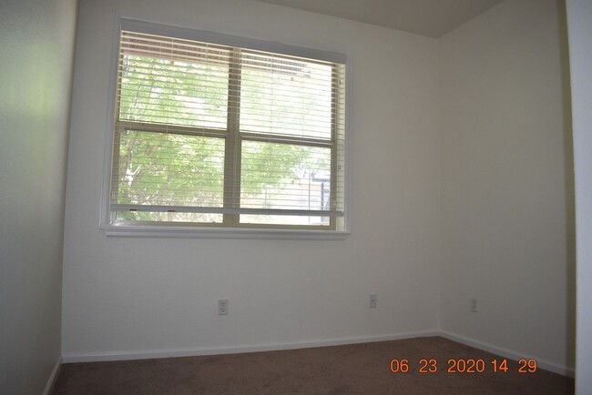 Building Photo - Beautiful 2 Bedroom Townhome / Old Town Ar...