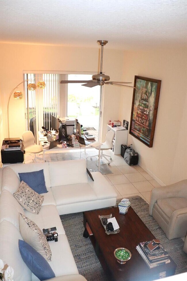 Foto del edificio - 886 Spinnaker Dr W