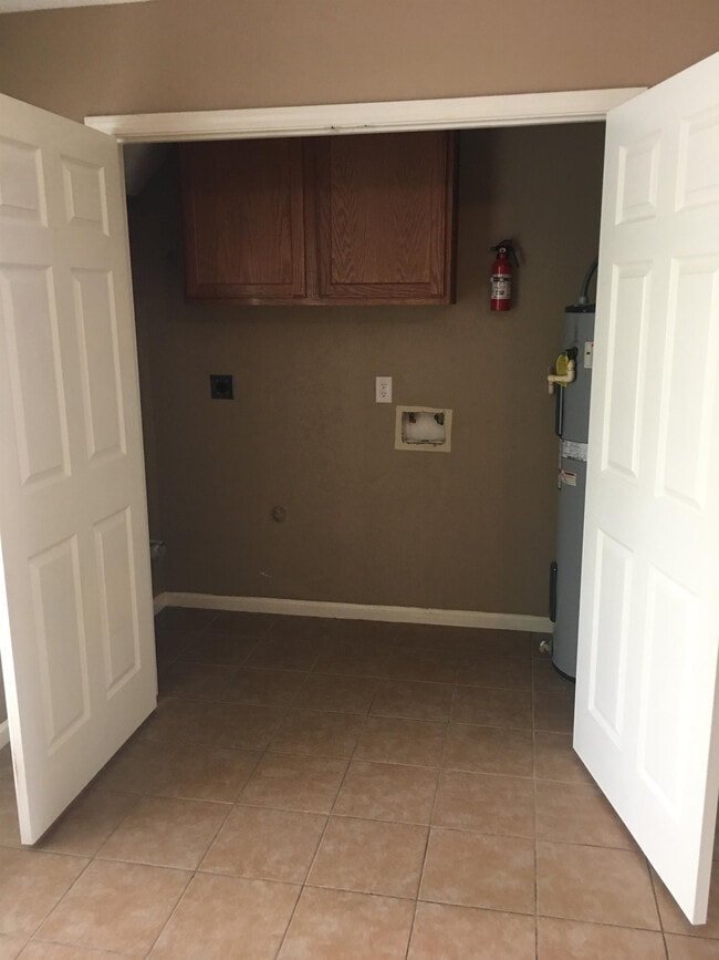 Building Photo - 21479 W Wallis Dr