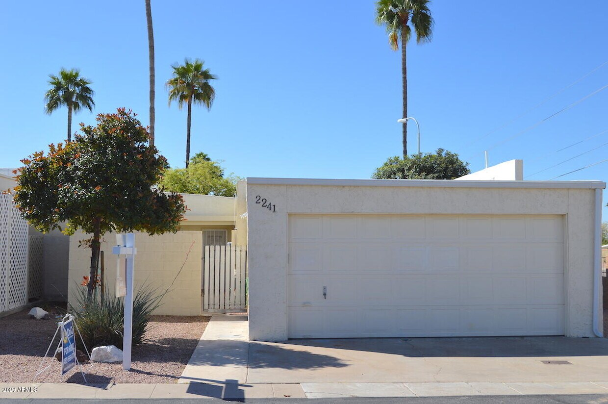 Foto principal - 2241 N Recker Rd