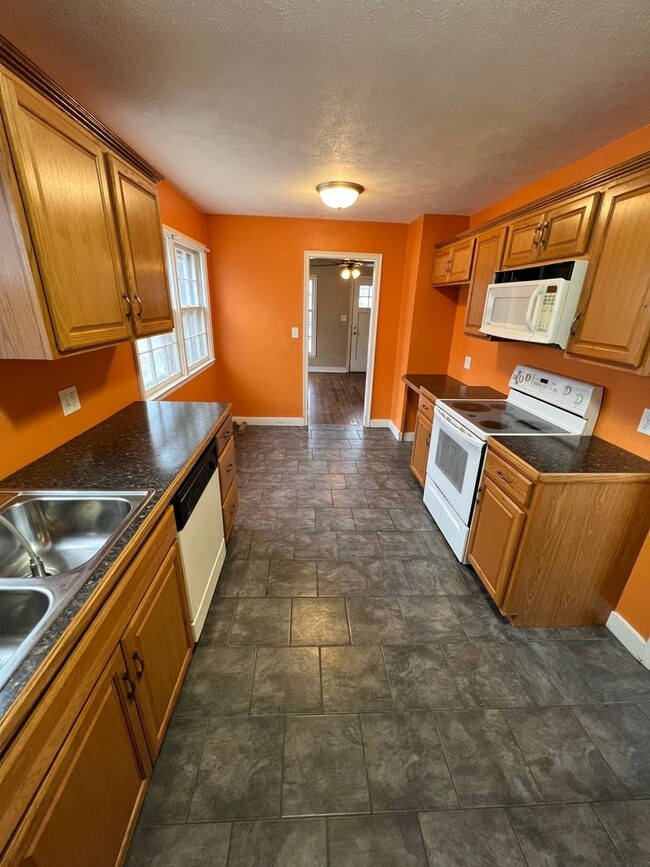 Building Photo - 2 Bed Pet Friendly House