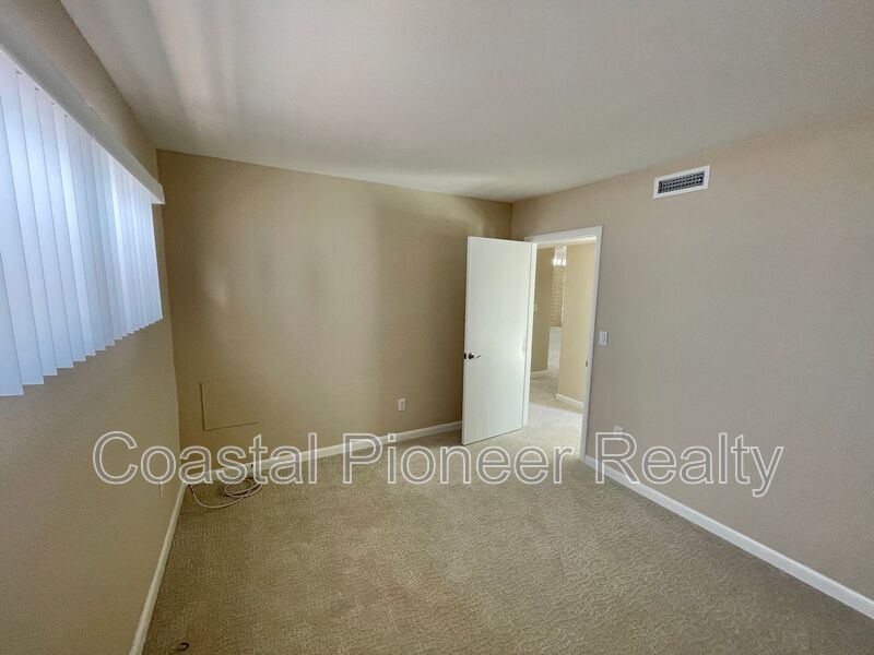 Building Photo - 3602 S Beach Dr