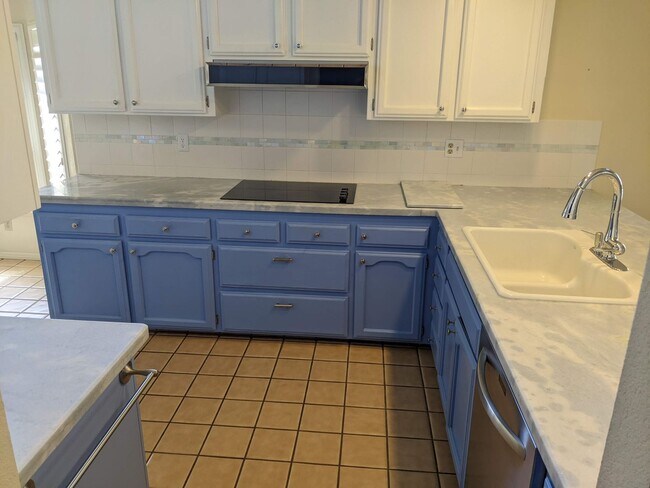 Building Photo - Spacious Bullard Court 2 bedroom 2 bathroo...