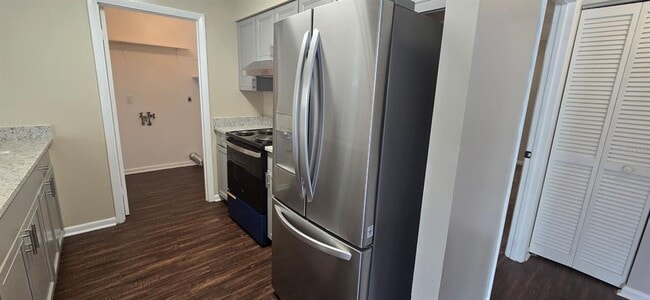 Building Photo - 4050 SE 22nd Ave