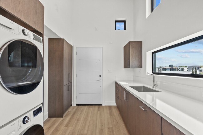 Building Photo - 5617 Klump Ave