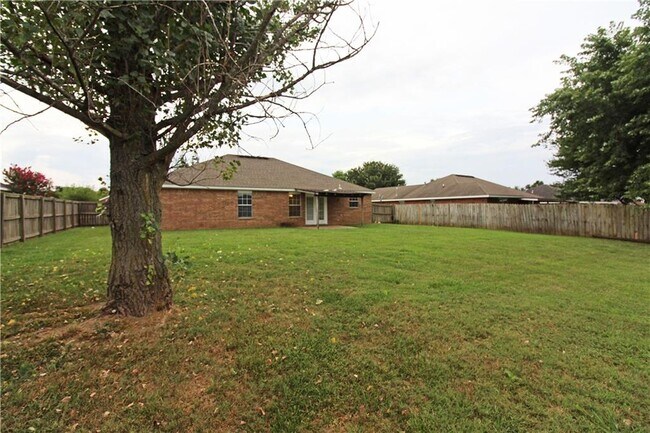 Building Photo - 501 Sun Meadow Dr