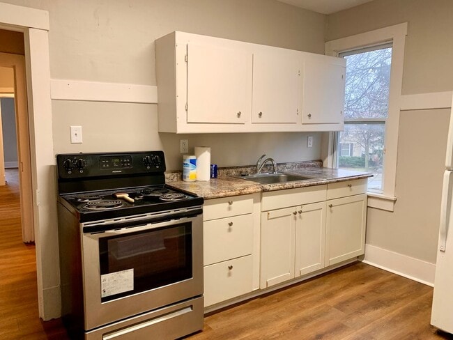 Building Photo - 385 E Perry St