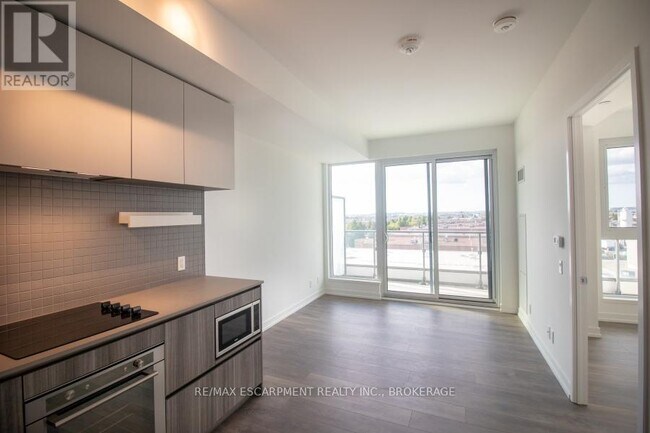 Photo du bâtiment - 898-898 Portage Pkwy