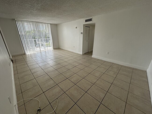Foto del edificio - 488 NW 165th St