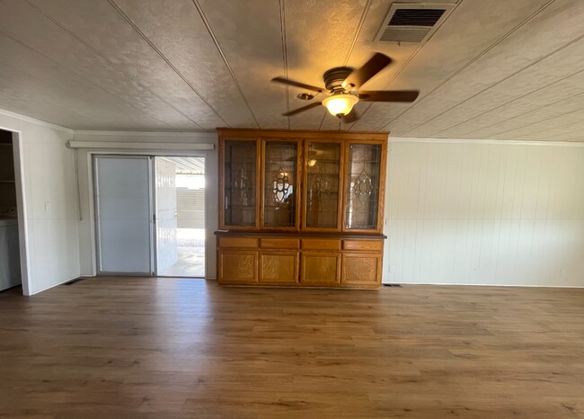 Building Photo - Three Bedroom Two Bathroom Home in Sierra ...