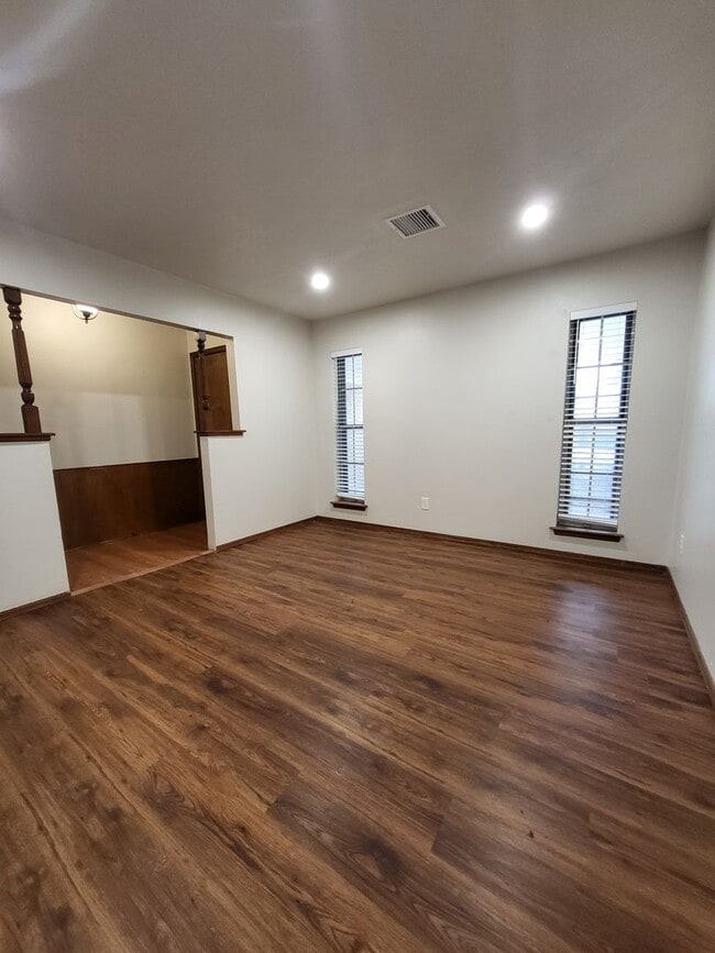 Foto del edificio - (3) Bed/(2) Bath in Southern Hills w/ (2) Living Areas and Storm Shelter!