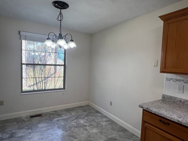 Foto del edificio - All Brick 3 Bedroom, 2 Bathroom near Twin Oaks