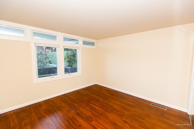 Building Photo - 2030 Paradise Dr