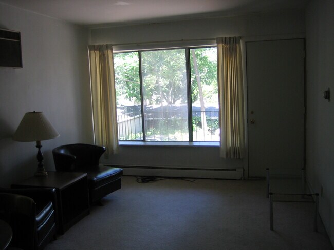 Sala de estar de un apartamento de dos habitaciones - 415 Lawrence St