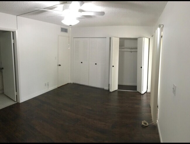 Foto del edificio - 700 Village Green Ct