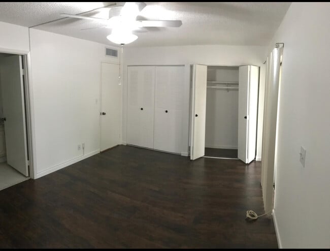 Building Photo - 700 Village Green Ct