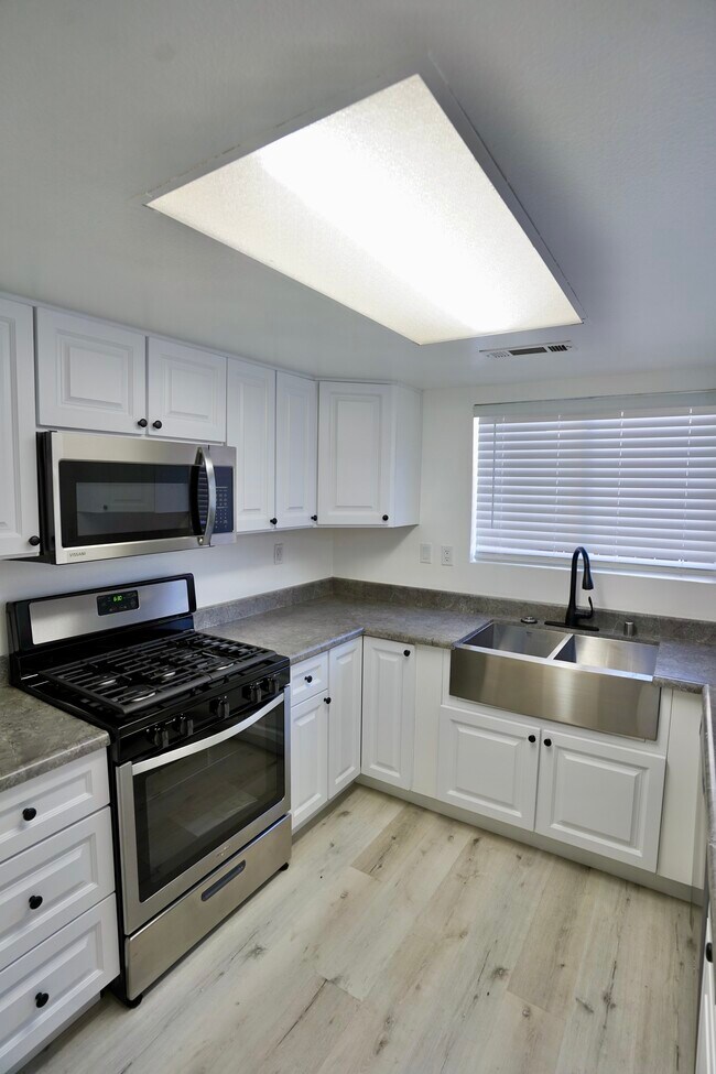 Building Photo - 4504 Apricot Rd