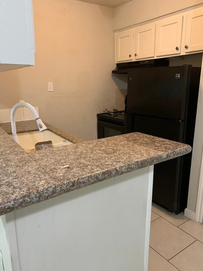 Building Photo - Beautiful recently remodeled apartment! / Apartamento recien remodelado
