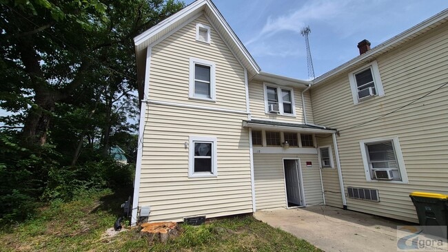 Building Photo - 115 Sycamore St