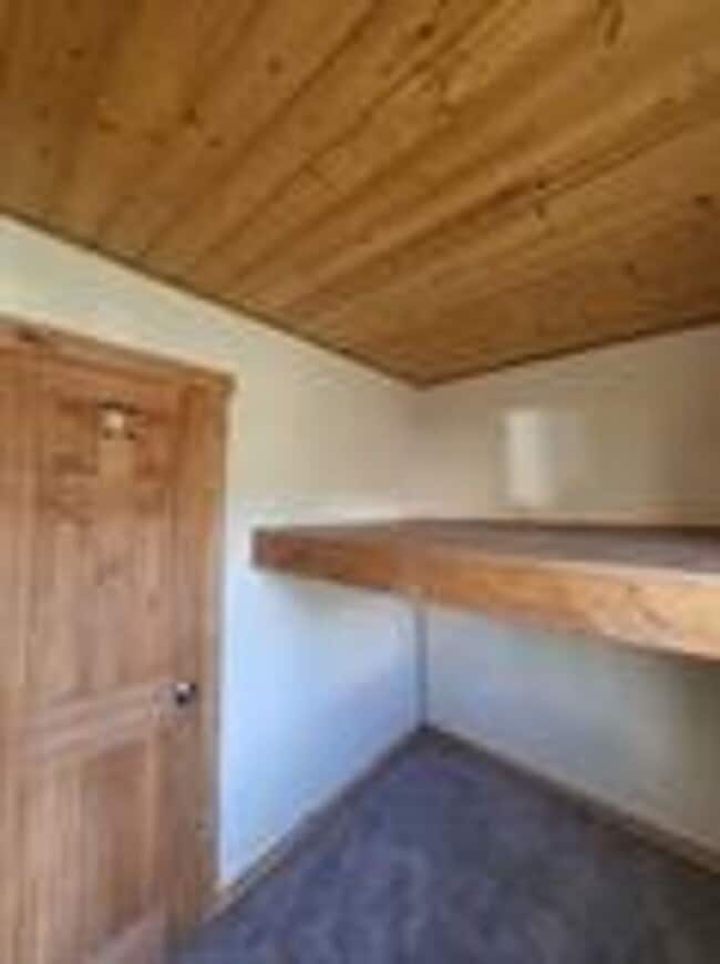 Building Photo - Balcony! In unit washer dryer! Bus route!
