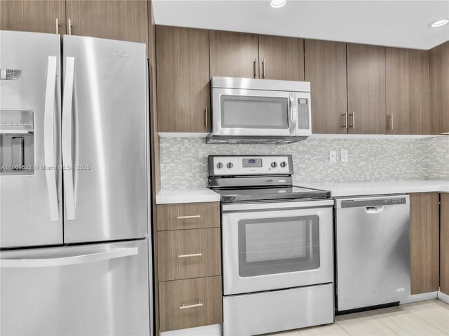 Building Photo - 9373 Fontainebleau Blvd