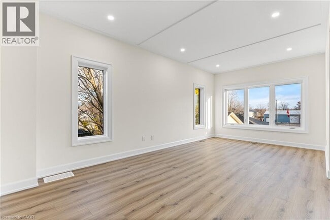 Building Photo - 42 Wellington St