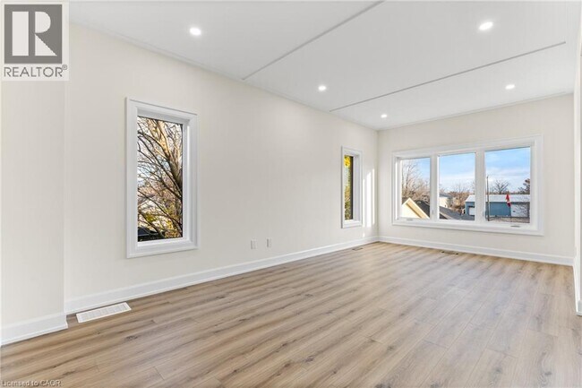 Photo du bâtiment - 42 Wellington St