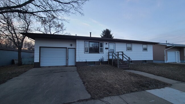Building Photo - 145 8th Ave E