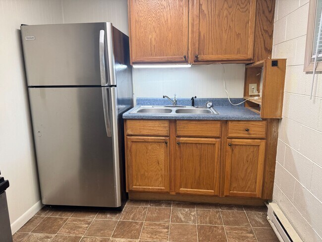 Foto del edificio - Spacious 1 Bedroom Apartment - Will keep you cool this summer!