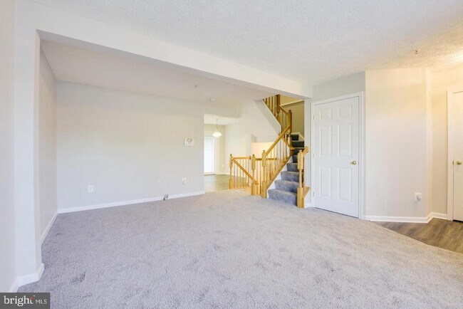Building Photo - 9307 Vanguard Ct