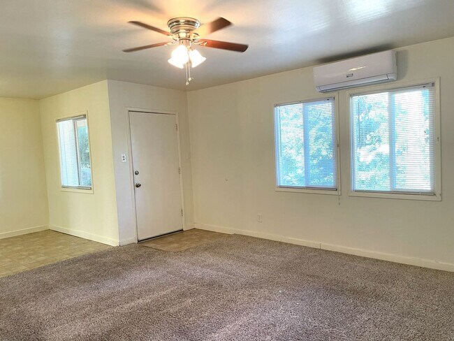 Building Photo - Tri-Plex, 1 bedroom, 1 bath plus a large o...